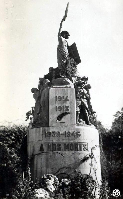 Saida 527- Monument aux morts COLLECTION DES AMIS DE ND DE SANTA CRUZ.jpg